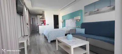 Una televisión o centro de entretenimiento en Sunrise Apartamentos