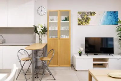 Una televisión o centro de entretenimiento en Apartamento Moderno Playa de las Canteras -Las Palmas Gran Canaria