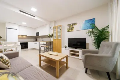 Una televisión o centro de entretenimiento en Apartamento Moderno Playa de las Canteras -Las Palmas Gran Canaria