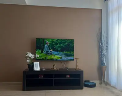 Una televisión o centro de entretenimiento en MELROSE PLACE 2 Dormitorios y Piscina en Vecindario