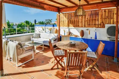 Un balcón o terraza de Casa Vivienne Perfectly Located Apartment With Roof Terrace In Puerto De Mogan Beach & Marina Gran Canaria