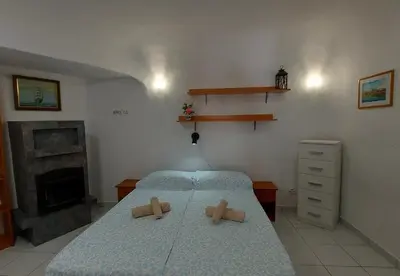 Cama o camas de una habitación en 2BR Bungalow with Sunny Private Terrace - Secure Gear Storage