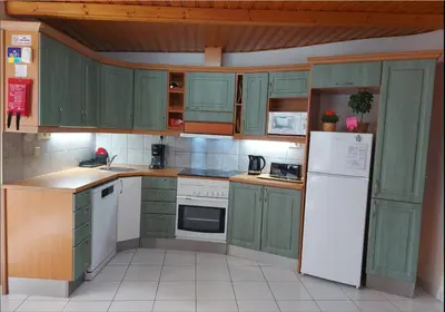 Una cocina o zona de cocina en 2BR Bungalow with Sunny Private Terrace - Secure Gear Storage