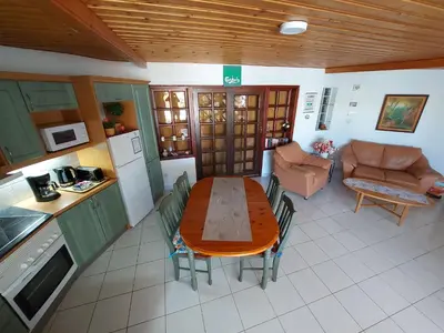 Una cocina o zona de cocina en 2BR Bungalow with Sunny Private Terrace - Secure Gear Storage