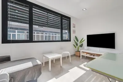 Una televisión o centro de entretenimiento en Home2Book Stylish Beach Escape, Las Canteras