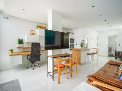 Una televisión o centro de entretenimiento en Las Palmas Beach Penthouse