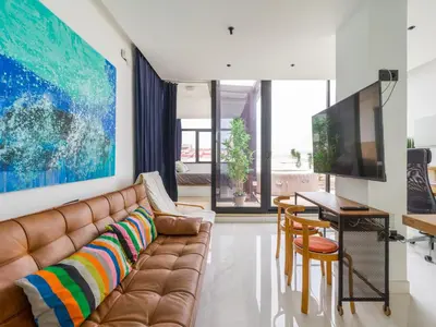 Una televisión o centro de entretenimiento en Las Palmas Beach Penthouse