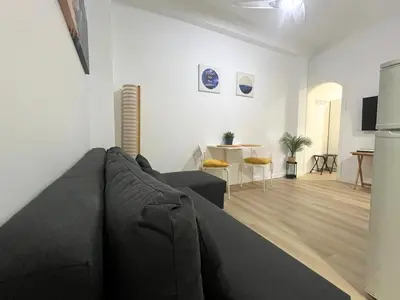 Una televisión o centro de entretenimiento en SG Salinas Studio