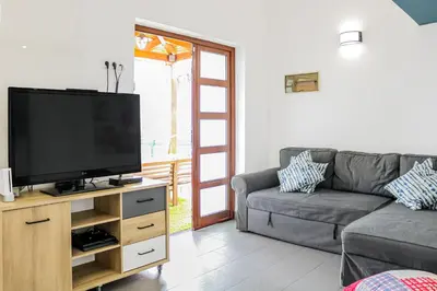 Una televisión o centro de entretenimiento en Lux 2BR Maspalomas Pool Terrace