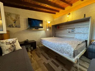 Una televisión o centro de entretenimiento en La Casita de Claudia