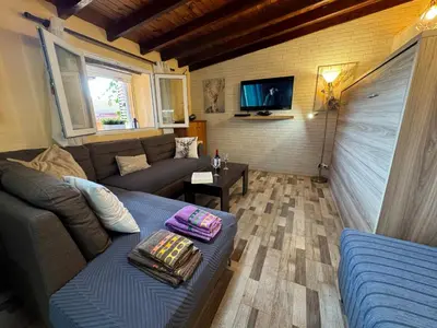 Una televisión o centro de entretenimiento en La Casita de Claudia