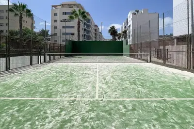 Instalaciones para jugar a tenis o squash en Ramblas Dreams o alrededores
