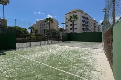 Instalaciones para jugar a tenis o squash en Ramblas Dreams o alrededores
