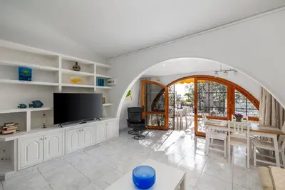 Una televisión o centro de entretenimiento en SunSuite Casa Bonita, 4