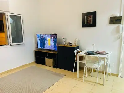 Una televisión o centro de entretenimiento en Comfortable Flat Near Las Canteras