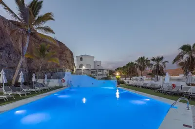 Piscina en o cerca de 2BR Terrace House - Pool & Solarium