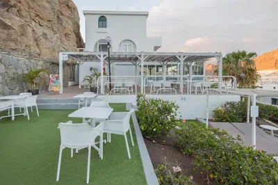 Un restaurante o sitio para comer en 2BR Terrace House - Pool & Solarium