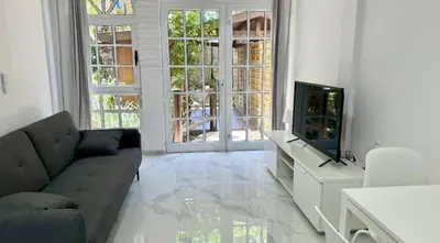 Una televisión o centro de entretenimiento en GRAN CANARIA Casa Magboss IV i V by Jacek Budek