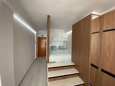 Cama o camas de una habitación en Modern Beachfront Studio with Balcony Views NEW