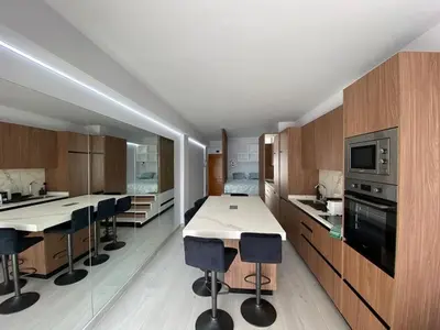 Una cocina o zona de cocina en Modern Beachfront Studio with Balcony Views NEW