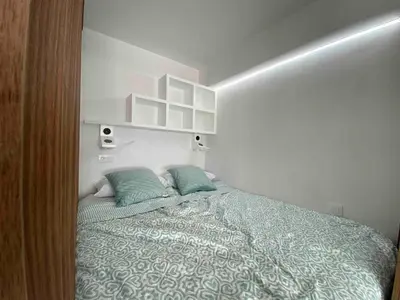 Cama o camas de una habitación en Modern Beachfront Studio with Balcony Views NEW