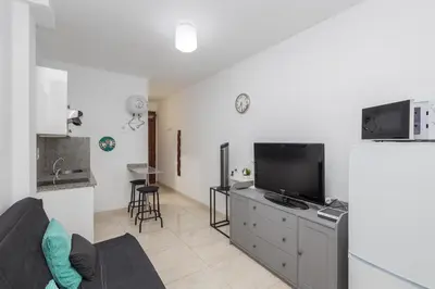 Una televisión o centro de entretenimiento en Comfy Renovated Studio next to the Beach