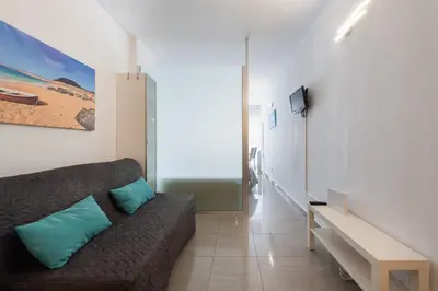 Una televisión o centro de entretenimiento en 1st Line Pretty Studio Las Canteras