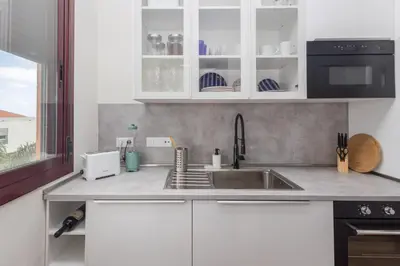 Una cocina o zona de cocina en Luxury Workfriendly Far Ocean Views Home