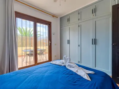 Cama o camas de una habitación en Private Solarium Home - Terrace & Beach Views