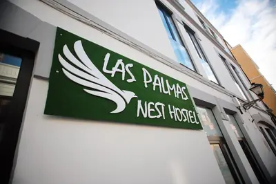 Certificado, premio, señal o documento que está expuesto en Las Palmas Nest Hostel