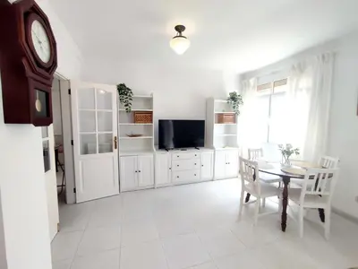 Una televisión o centro de entretenimiento en Pura Vida Beachfront Apartment