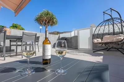 Bebidas en Apartment with heated pool and sea view