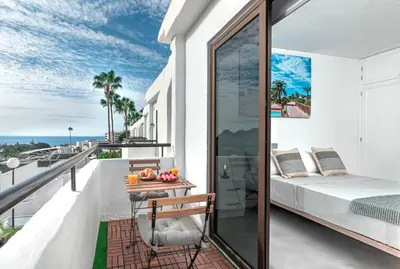 Un balcón o terraza de Apartment with heated pool and sea view