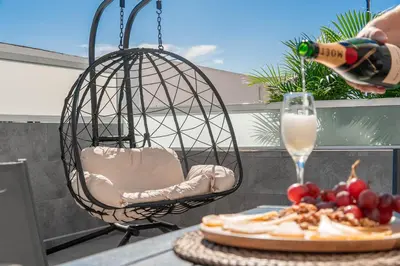 Bebidas en Apartment with heated pool and sea view