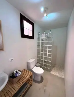 Un baño de una casa canaria moderna