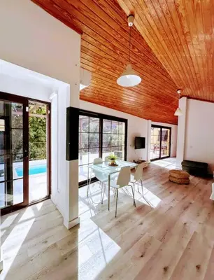 Piscina en o cerca de una casa canaria moderna