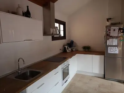 Una cocina o zona de cocina en una casa canaria moderna
