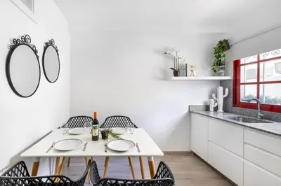 Una cocina o zona de cocina en Ocean Breeze 50 meters to the beach