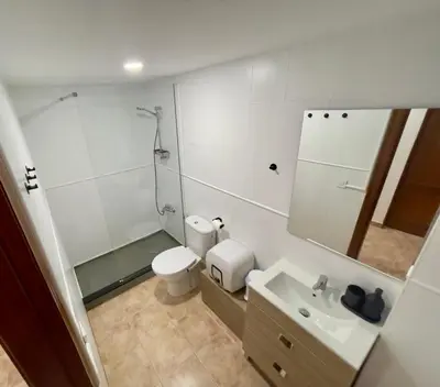 Un baño de FlatsBahiaArinaga En Playa de Arinaga con garaje