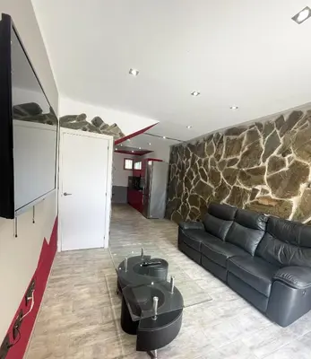 Una televisión o centro de entretenimiento en Duplex Holidays Beach