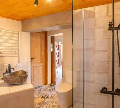 Un baño de LA MADRIGUERA De FUENTE HERVERA
