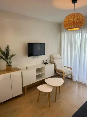 Una televisión o centro de entretenimiento en KALMA beach house,by Mahbo