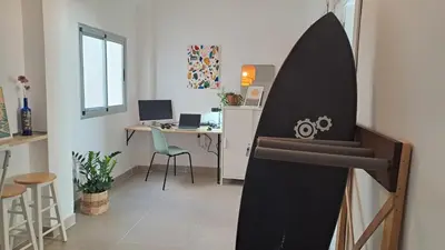 Una televisión o centro de entretenimiento en The Wave Temple II Apartment