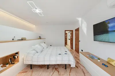 Una televisión o centro de entretenimiento en Armonia Oasis DeLuxe by VillaGranCanaria