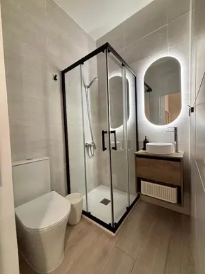 Un baño de Álvaro Home con parking para turismo pequeño
