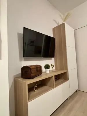 Una televisión o centro de entretenimiento en Álvaro Home con parking para turismo pequeño
