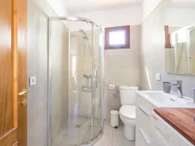 Un baño de Casita Flor y Lluvia