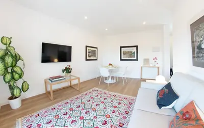 Una televisión o centro de entretenimiento en Casa Drago - Stylish 1BR apartment with Panoramic Views