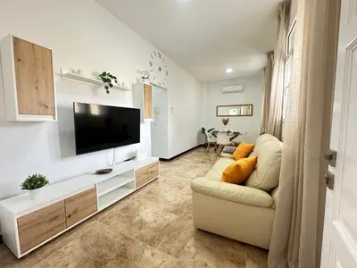 Una televisión o centro de entretenimiento en Flat with jacuzzi in suite