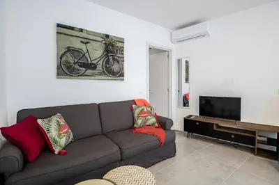 Una televisión o centro de entretenimiento en Telde City Loft With Solarium